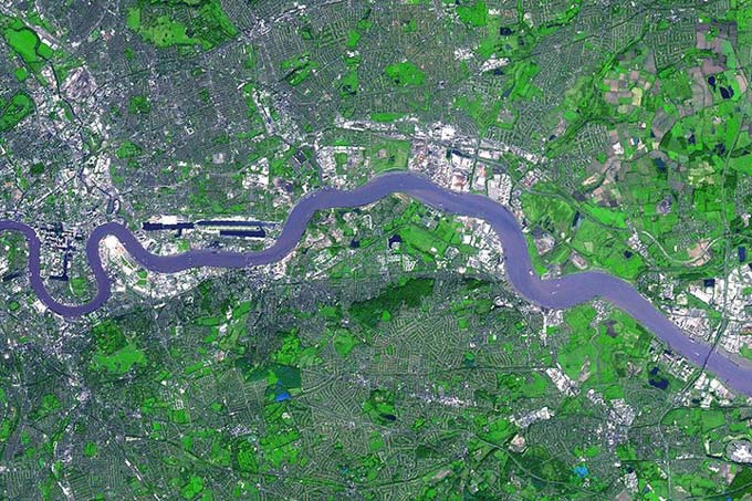 This photo shows a high altitude, bird’s eye view of the River Thames, one of the most famous rivers in the world. The River Thames flows through London and the southern part of England and is around 346 kilometres (215 miles) in length.