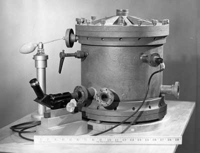 An old photo of an oil drop apparatus.