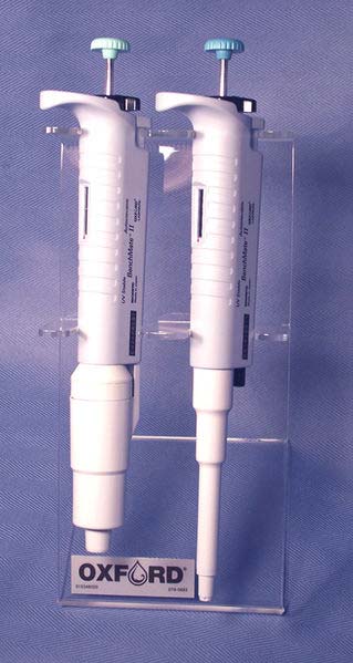 This picture show two pipettes, used in laboratories to measure or transfer small amounts of liquid.